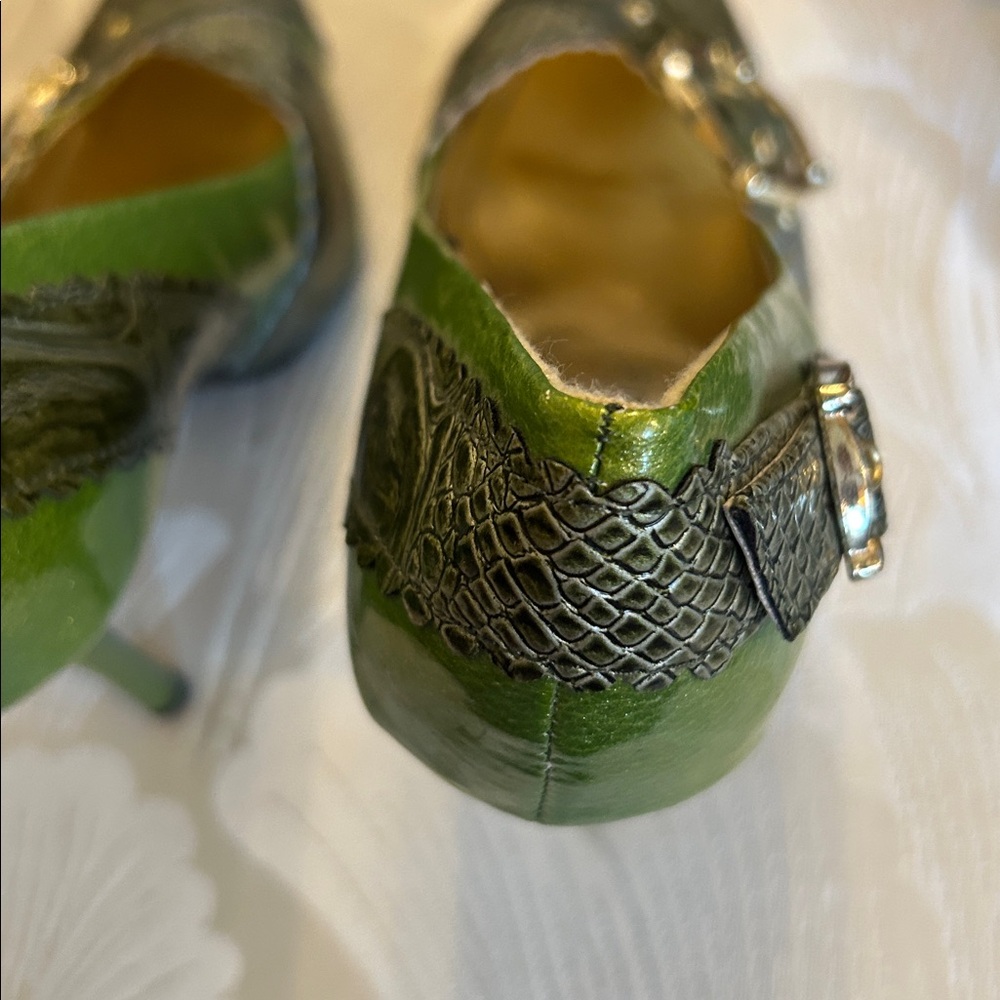 Dollhouse Green Pointed Heels - Picture 5 of 5